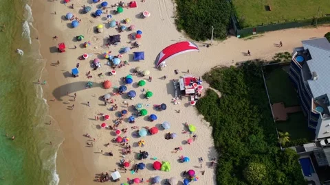 Top-Down Aerial view of Powered Paragliding Over Crowded Praia dos Ingleses Stockbeeldmateriaal 331001283