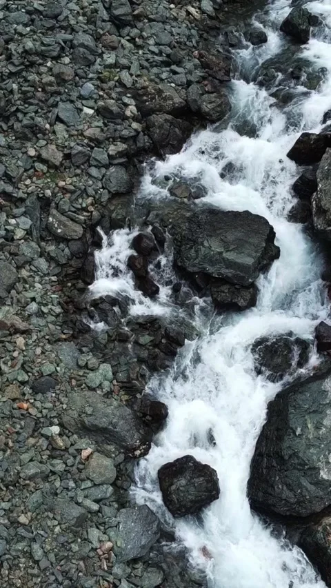 Top down aerial view of powerful mountain river rapids and wet boulders Vídeos de archivo 336686158