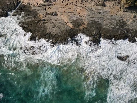 Top down aerial view of powerful ocean waves on rocks Foto stock