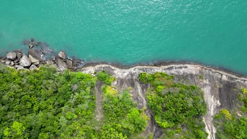 Top Down Aerial View of Rocky Coast and Emerald Tropical Water Vídeos de archivo 334617251