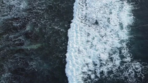 Top Down Aerial View of Rolling White Waves and Deep Blue Ocean Vídeo Stock 332357221