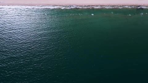 Top Down Aerial View of Sandy Beach and Turquoise Ocean Waves 库存影片 333744435