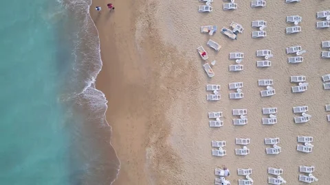 Top Down Aerial View of Sandy Beach with Turquoise Waves and Sunbeds Видео 347066813