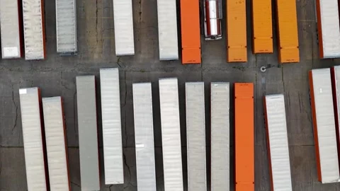 Top down aerial view of semi trailers parking in a lot Vídeo Stock 343326922