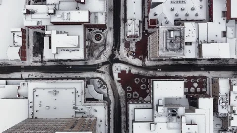 Top-down aerial view of snowy traffic junction in Lancaster, showing Vidéo 328392348