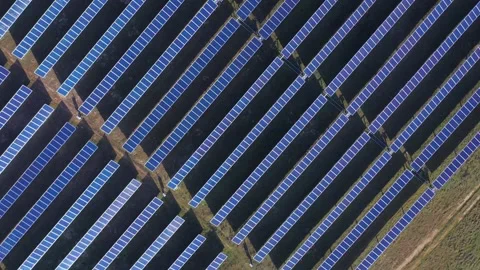 Top Down Aerial View of Solar Panels Pattern in Renewable Energy Farm Vidéo 329852920