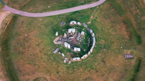 Top down aerial view of Stonehenge stone circle 库存影片 336650683
