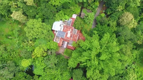 Top-down aerial view of a traditional house with solar panels, completely Vídeos de archivo 320767688