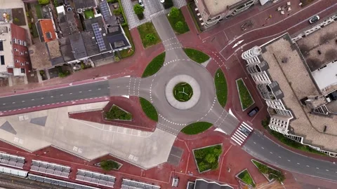 Top-down aerial view of traffic at a roundabout 库存影片 335064394
