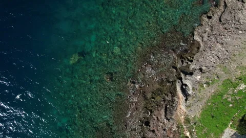 Top down aerial view of transparent sea water and rocky cliffs reef. Vídeos de archivo 336183002