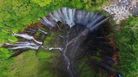 Top-Down Aerial View of Tumpak Sewu Waterfall Vídeos de archivo 345994130
