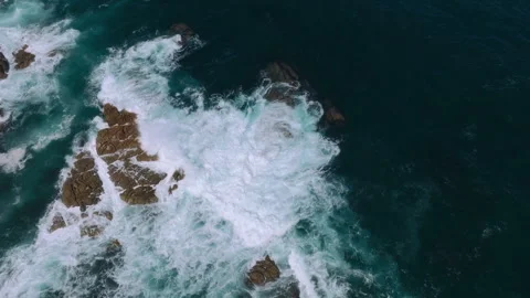 Top-down aerial view of turbulent Atlantic waves crashing against jagged, sea 库存影片 336286191