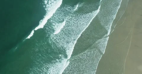 Top down aerial view of turquoise waves breaking on a sandy beach The Conce.. 스톡 동영상 327234021