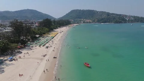 Top down aerial view of turquoise sea and speedboat at Patong Beach Vídeos de archivo 333414119