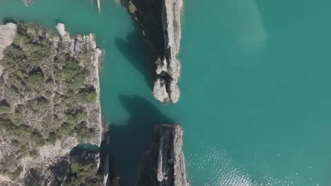 Top down aerial view of a turquoise reservoir between limestone cliffs Vídeos de archivo 342261566