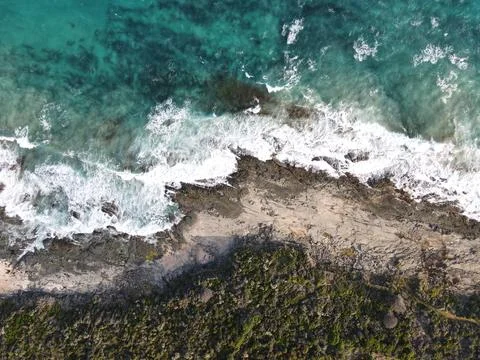 Top down aerial view of turquoise ocean and rocky coast Foto stock