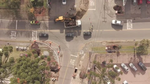 Top down aerial view of urban intersection reconstruction with excavator an.. Vídeos de archivo 336000650
