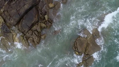 Top Down Aerial View of Waves Crashing on Rocks The Concept of a Natural Powe 스톡 동영상 317564657