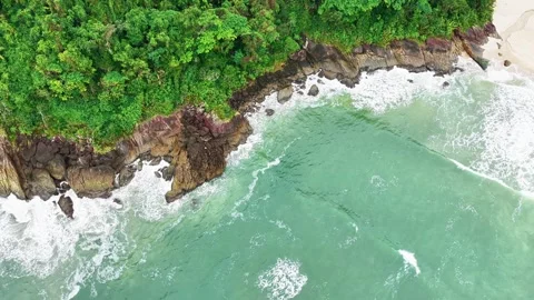 Top-Down Aerial View of Waves Crashing Against Coastal Rocks with White Foam Vídeos de archivo 347739020