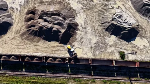 Top Down Aerial View of Wheel Loader Loading Crushed Stone into Freight Train Vidéo 347710918