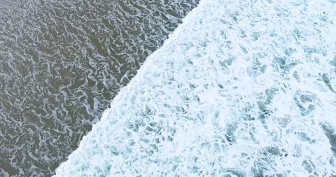 Top Down Aerial View of White Foam on a Dark Beach The Concept of Contrast 库存影片 327836694