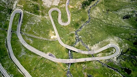 Top down aerial of winding Transfagarasan road, Romania 库存影片 329373928