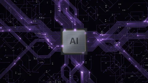 Top-down AI processor chip on a violet circuit board with glowing data pulses Vídeo Stock 346957483