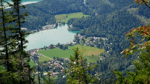 Top down of beautiful Walchensee Lake surrounded by small villages in valley. Video stock 139608022