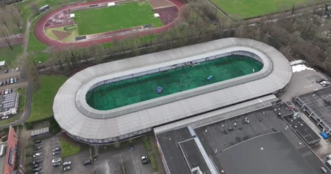 Top down birds eye view on partly covered 400 meter outdoor rink for long track Vídeo Stock 264774694