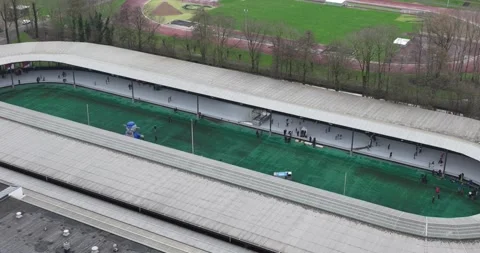 Top down birds eye view on partly covered 400 meter outdoor rink for long track Vídeo Stock 264976621