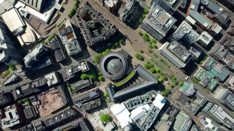 Top-down bird's-eye view of Manchester Central Library and St Peter's Square Vidéo 347969496