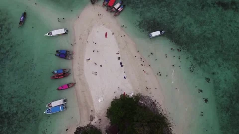 Top-down bird's-eye view of longtail boats and tourists at Thale Waek sandba Video stock 348010445