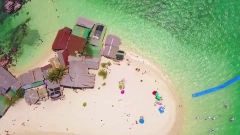 Top-down bird's-eye view of beachfront stalls and emerald water at Koh Khai Vidéo 348160207