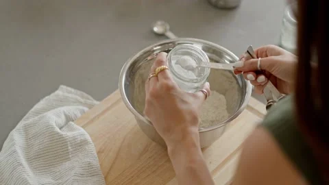 Top down, close up of girl measuring baking soda 库存影片 219403391