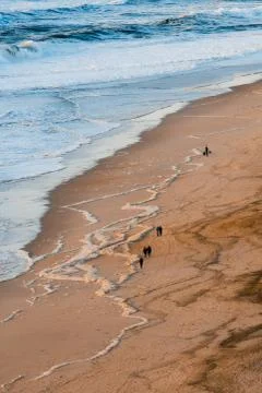 Top-Down Close-Up View of People Walking through "Norte" Beach Foto stock