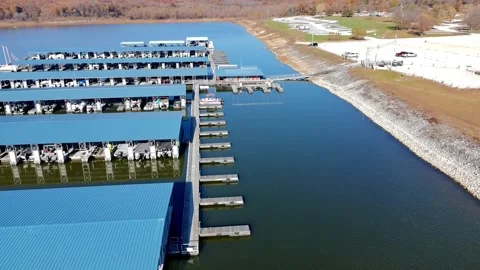 Top-Down Dolly Shot of Sterret Creek Marina, Warsaw, Missouri Video stock 321148064