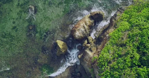 Top Down Drone Aerial of Blue Ocean Waves Creating Natural Sea Patterns 스톡 동영상 331188732