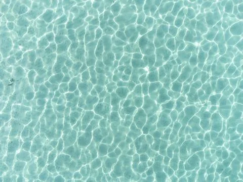 Top down drone aerial view of water ripple patterns on shallow ocean floor Stock-Fotos