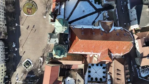 Top Down Drone Ascent Over Church Roof Revealing Bressanone Townscape in Vídeo Stock 335621202