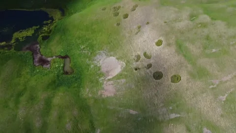 Top down drone camera tilts up to reveal alpine Silbeli lake in Kazakhstan Vidéo 337139382