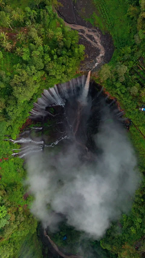 Top Down Drone Descending Over Tumpak Sewu Waterfall in 4K, East Java Indonesia 스톡 동영상 329005210