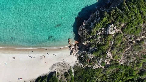 Top-Down Drone Flight Over Turquoise Beach and Rocky Cliff in Sardegna Vídeo Stock 332639090