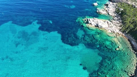 Top-Down Drone Flight Over Open Turquoise Water and Coastal Edge in Sard Vídeo Stock 332721795