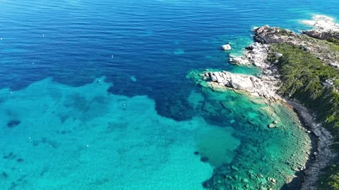Top-Down Drone Flight Over Turquoise Cove and Rocky Coast in Sardegna Vídeo Stock 332721800