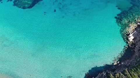 Top-Down Drone Flight Over Turquoise Waters and Sandy Shore in La Marmor Vídeo Stock 332787519