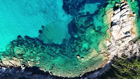 Top-Down Drone Flight Over Turquoise Variations and Coastal Rocks in La 库存影片 332858863