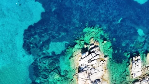 Top-Down Drone Flight Over Turquoise Waters and Rocks with Subtle Moveme 库存影片 332858867