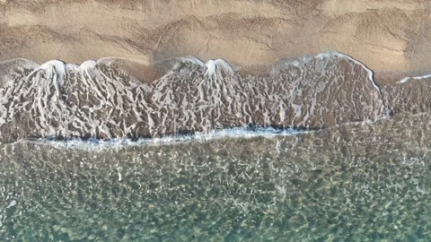 Top-Down Drone Flight Over Waves Breaking on Sandy Beach in Sardegna 库存影片 332940580