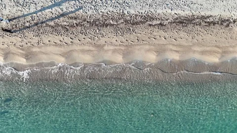 Top-Down Drone Flight Over Expansive Wave Patterns on Sandy Beach in Sar Vídeo Stock 332996892