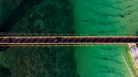 Top Down Drone Flight Over Nusa Lembongan Yellow Bridge Traffic 4K Vidéo 335111159